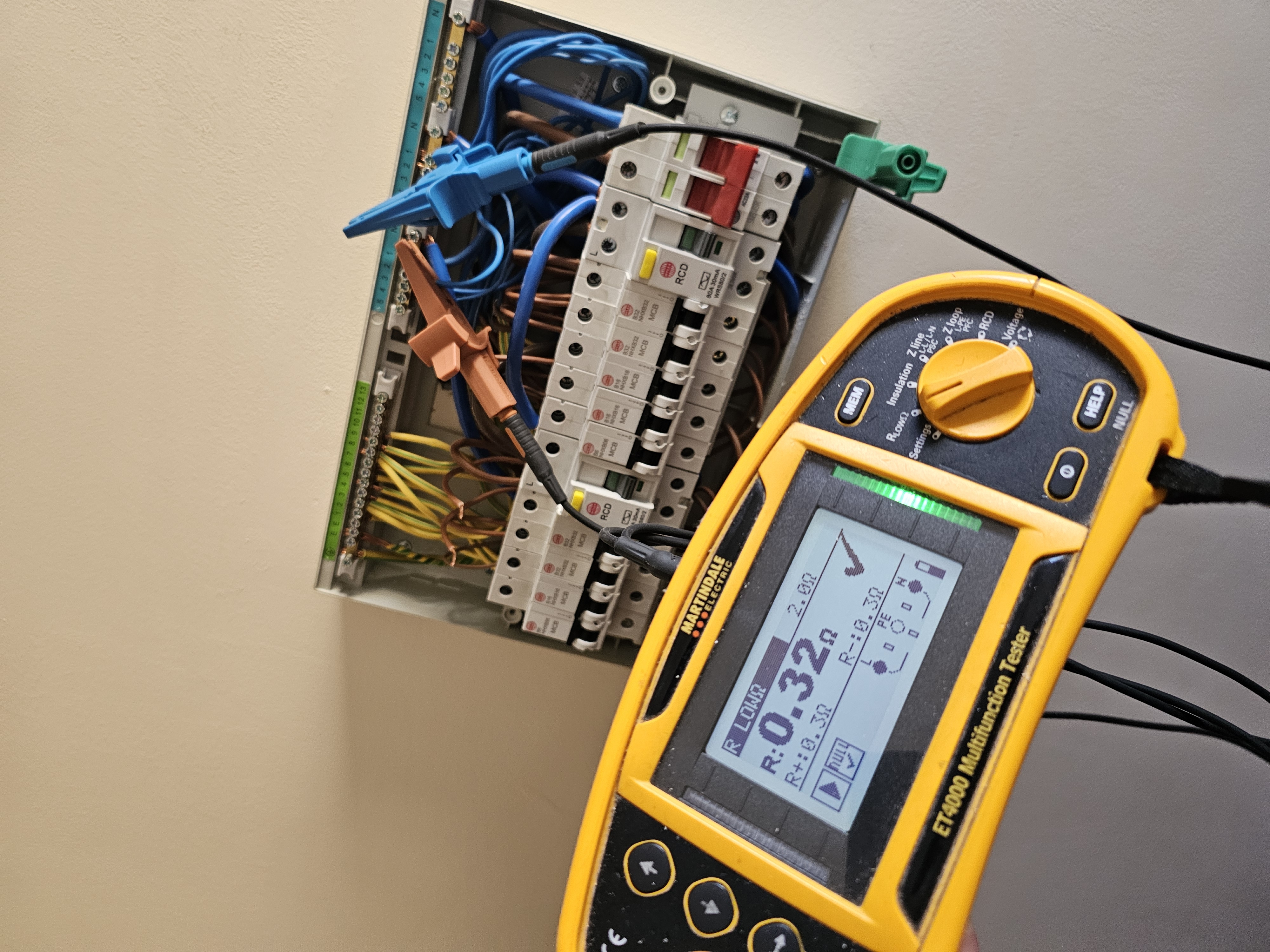 Multifunction tester measuring end-to-end resistance on a ring final circuit